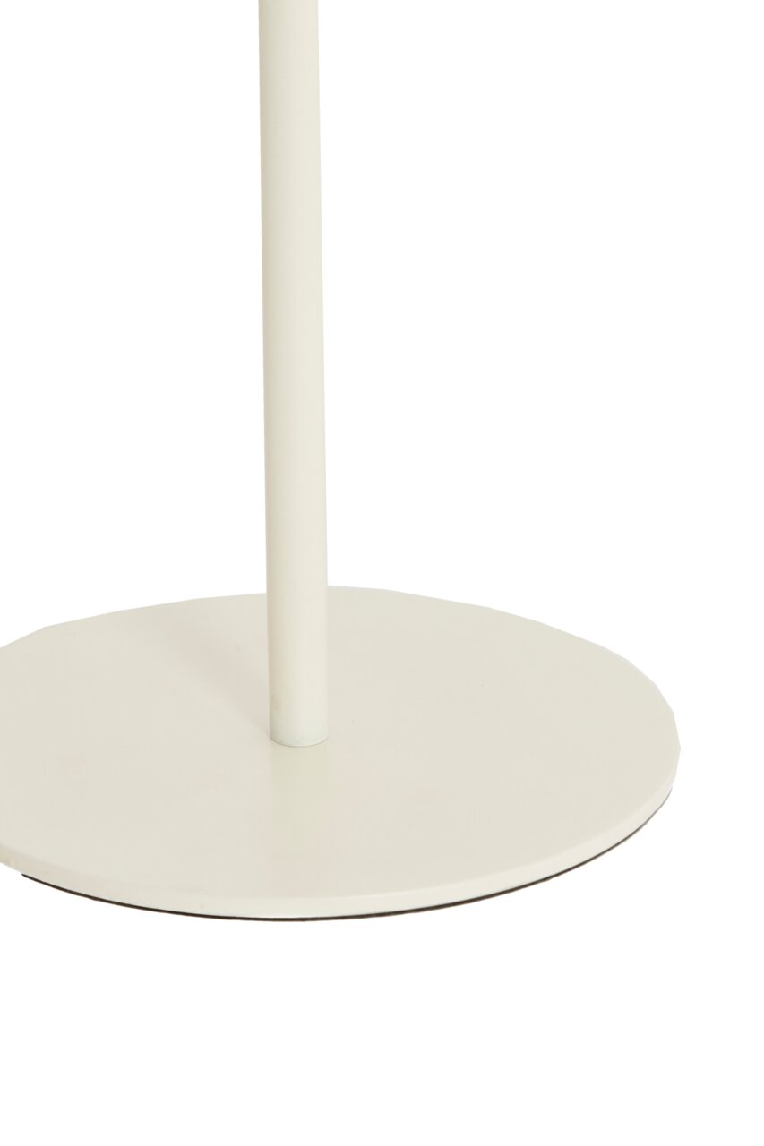 Nahaufnahme eines weißen Beistelltisches mit runder Basis und schlankem Standbein, seitliche Perspektive