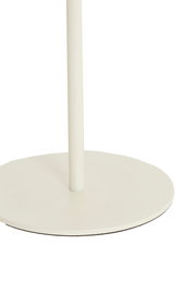 Nahaufnahme eines weißen Beistelltisches mit runder Basis und schlankem Standbein, seitliche Perspektive