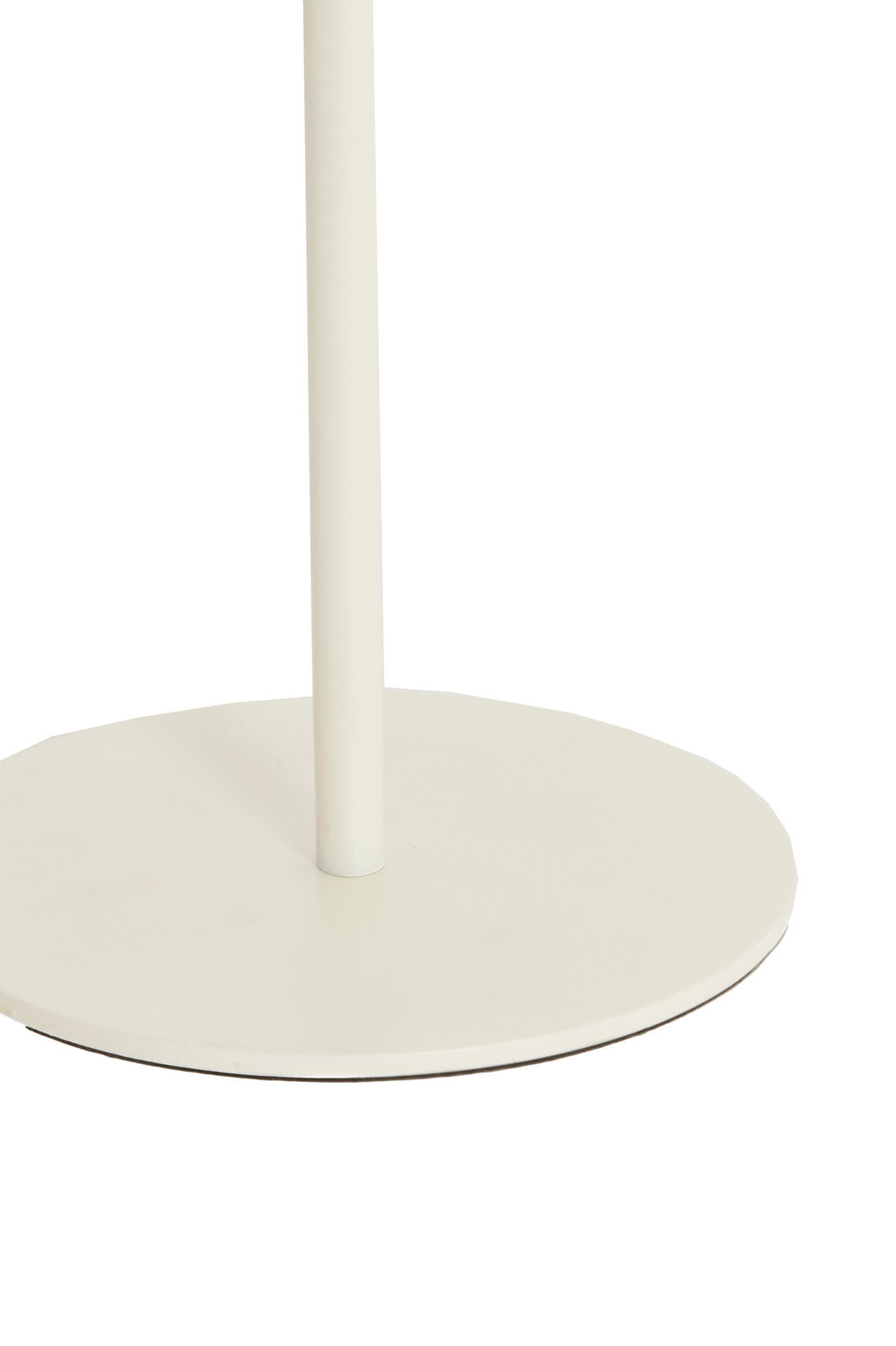 Nahaufnahme eines weißen Beistelltisches mit runder Basis und schlankem Standbein, seitliche Perspektive