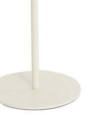 Nahaufnahme eines weißen Beistelltisches mit runder Basis und schlankem Standbein, seitliche Perspektive