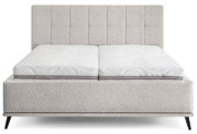 Gepolstertes Doppelbett in hellgrauem Stoff mit hohem, vertikal gestepptem Kopfteil, schwarzen schrägen Metallfüßen und zwei weißen Matratzen, frontal von vorne aufgenommen.