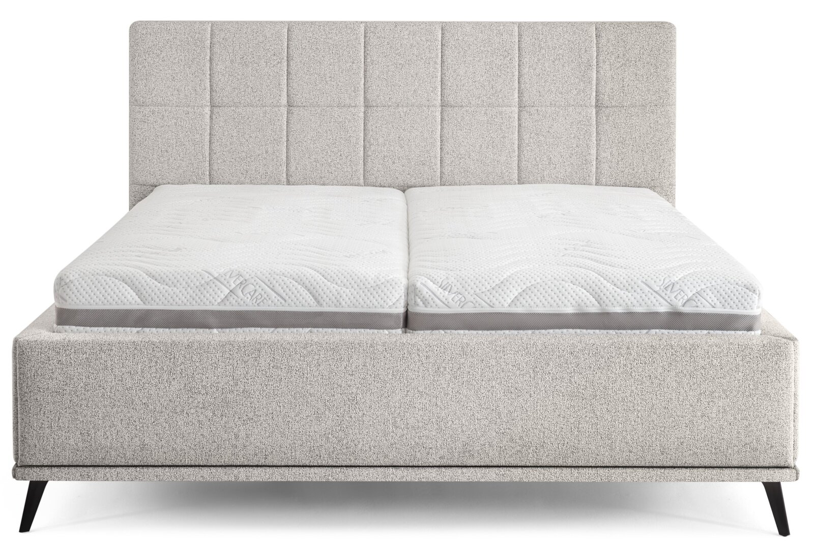 Gepolstertes Doppelbett in hellgrauem Stoff mit hohem, vertikal gestepptem Kopfteil, schwarzen schrägen Metallfüßen und zwei weißen Matratzen, frontal von vorne aufgenommen.