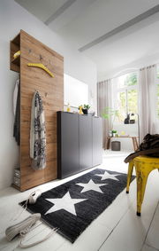 Moderner Flur mit Garderobenkombination in Holzoptik und schwarzem Schuhschrank, seitliche Perspektive