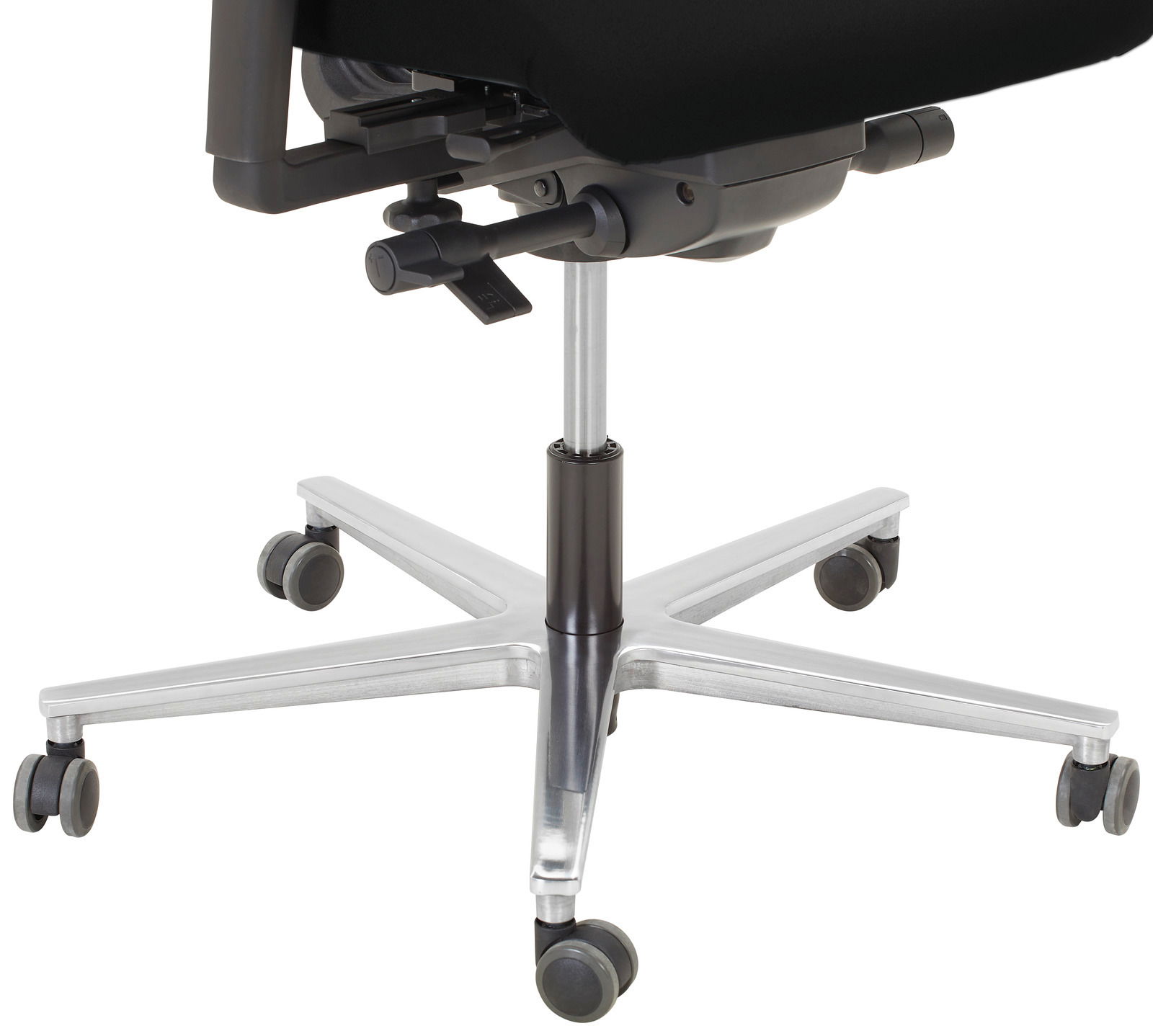 Nahaufnahme eines Drehstuhls von unten, zeigt die Rollen und das verstellbare Gestell.