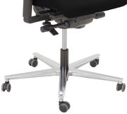 Nahaufnahme eines Drehstuhls von unten, zeigt die Rollen und das verstellbare Gestell.