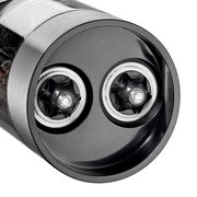 Nahaufnahme der Unterseite einer Kombimühle TRATTORIA mit zwei Mahlwerken aus der Perspektive von unten.