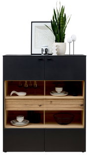 Frontale Ansicht des Venjakob Highboard LUMEA mit schwarzer Oberfläche, offenen Regalfächern aus Holz und dekorativen Elementen wie Geschirr und Pflanzen.