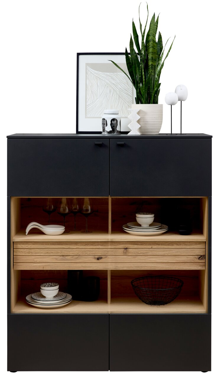 Frontale Ansicht des Venjakob Highboard LUMEA mit schwarzer Oberfläche, offenen Regalfächern aus Holz und dekorativen Elementen wie Geschirr und Pflanzen.