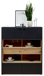 Frontale Ansicht des Venjakob Highboard LUMEA mit schwarzer Oberfläche, offenen Regalfächern aus Holz und dekorativen Elementen wie Geschirr und Pflanzen.