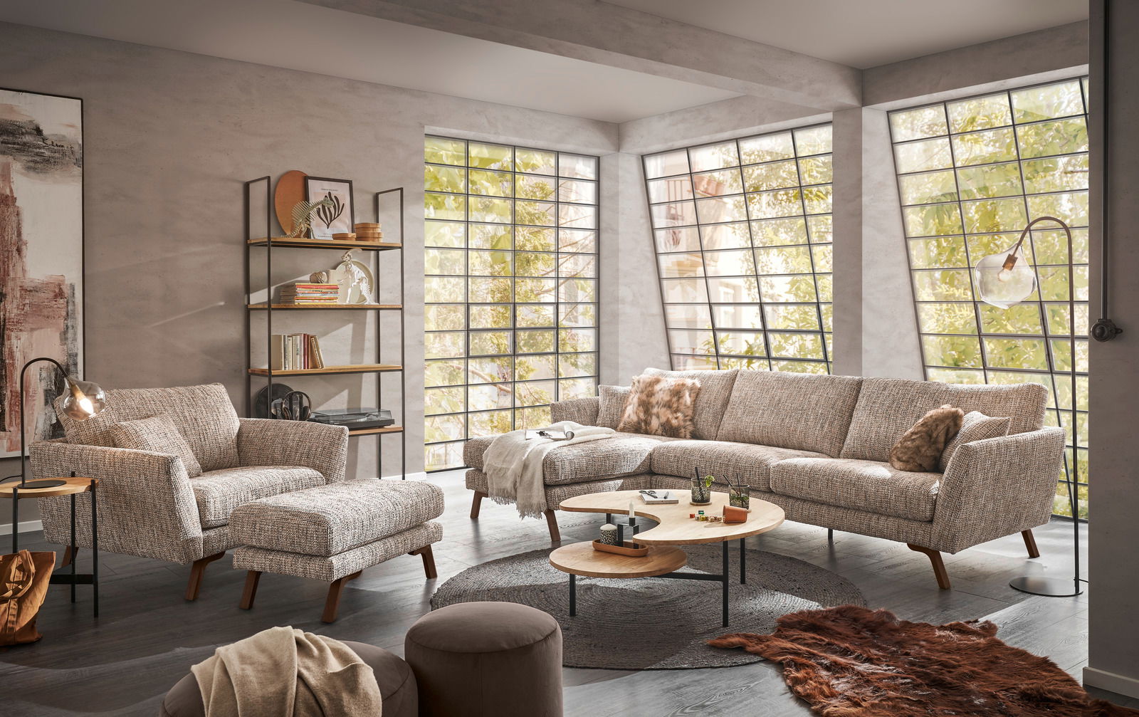 Moderner Couchtisch in einem stilvollen Wohnzimmer mit Ecksofa und großen Fenstern, seitliche Perspektive.