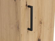 Nahaufnahme eines Mehrzweckschranks mit Holzmaserung und schwarzem Griff, seitliche Perspektive