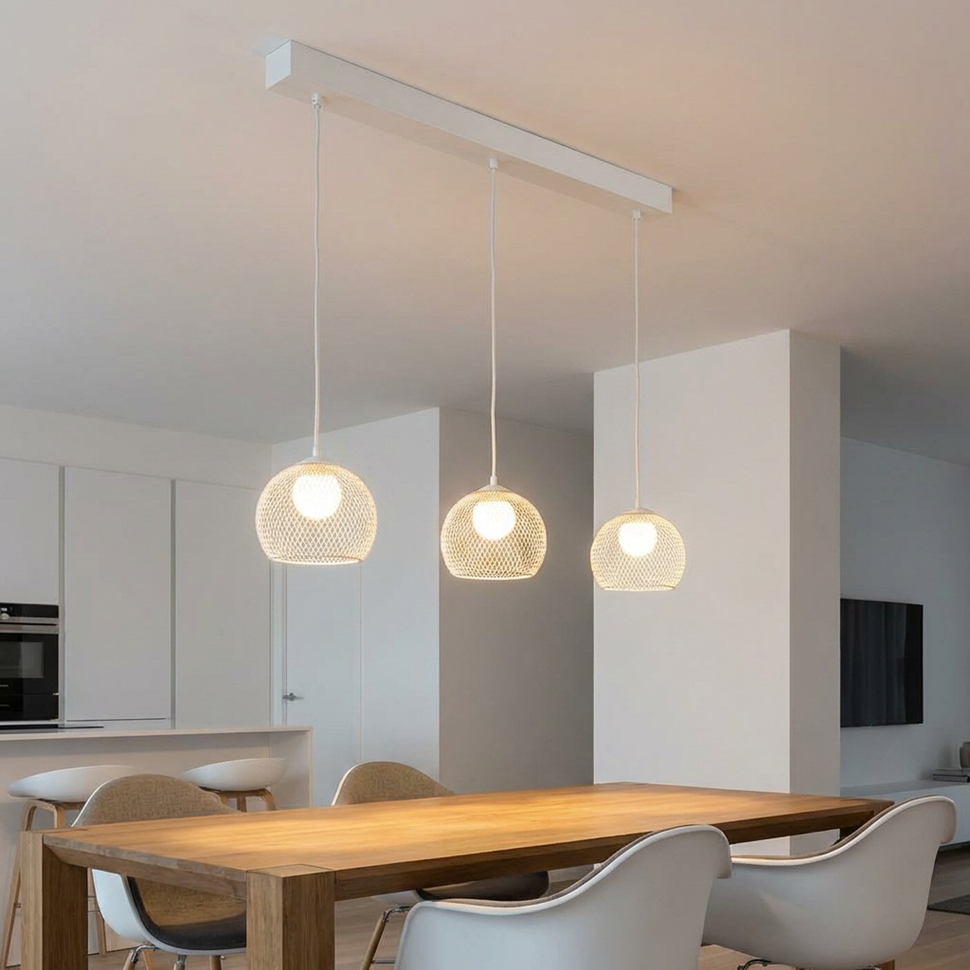 Moderne hanglamp met drie lampen, voorzien van witte, bolvormige gaaskapjes aan een lange plafondbeugel boven een eettafel; perspectief: licht van onderaf en frontaal in de ruimte