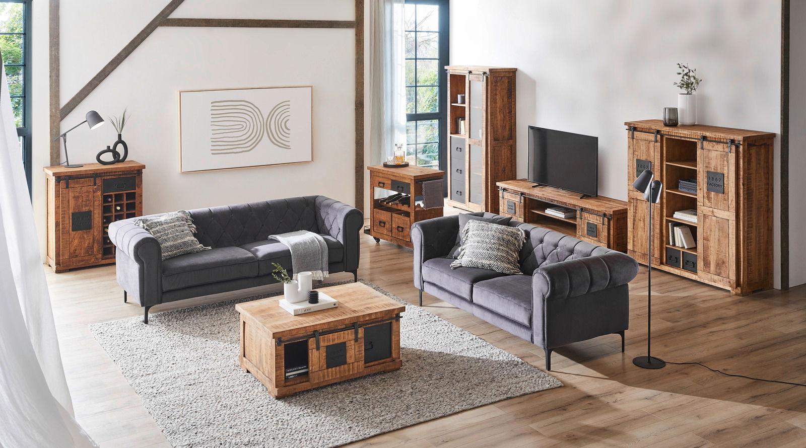 Landscape Highboard BARNEY Wohnzimmer mit rustikalen Holzmöbeln, darunter ein Highboard, ein TV-Lowboard und ein Barschrank, aus der Perspektive von vorne betrachtet.