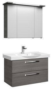 Moderner Badblock mit Spiegelschrank und Waschbecken, Frontansicht