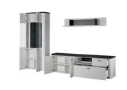 Moderne Wandkombination in Weiß mit schwarzer Marmoroptik, bestehend aus einem hohen Schrank, einem langen Sideboard und einem Wandregal. Die Türen und Schubladen sind teilweise geöffnet, um den Stauraum zu zeigen. Perspektive: Frontalansicht.