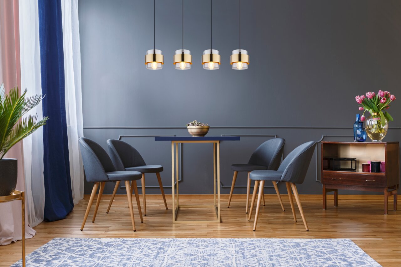 Moderne Hängeleuchte in einem stilvollen Esszimmer, seitliche Perspektive