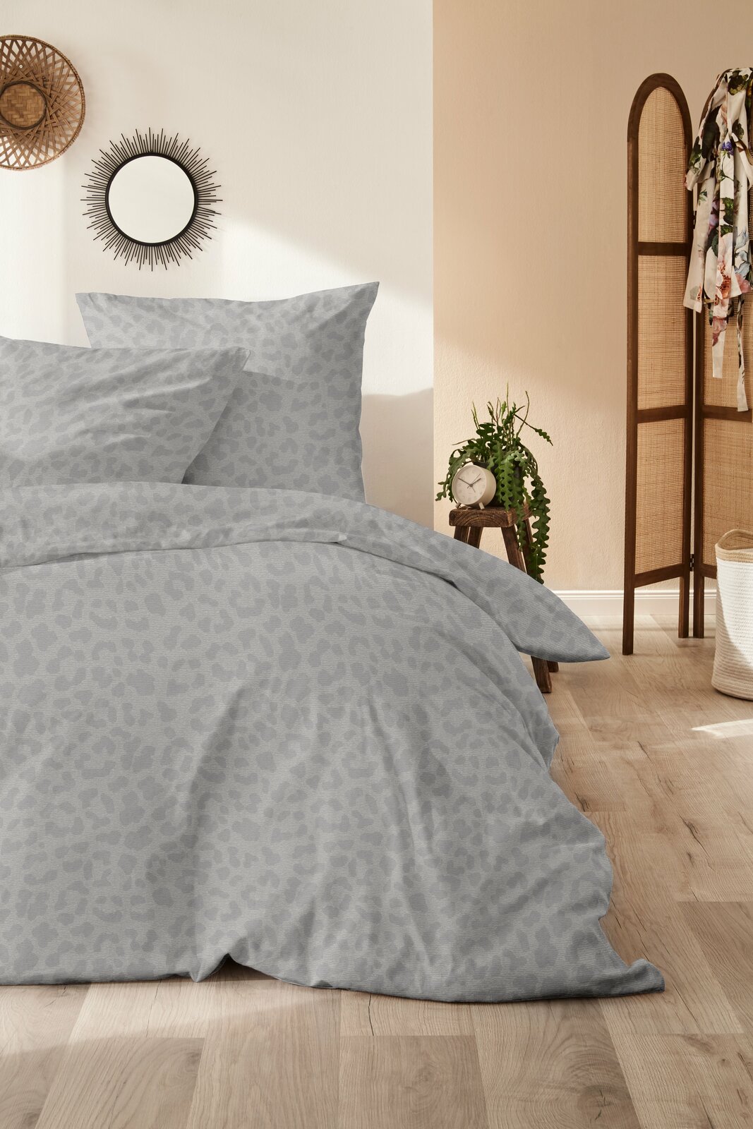 Westminister Bettwäsche Graue Bettwäsche mit dezentem Leopardenmuster in einem gemütlichen Schlafzimmer, seitliche Perspektive