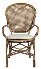 Rattan-Stuhl mit Armlehnen und weißem Sitzkissen, Frontalansicht