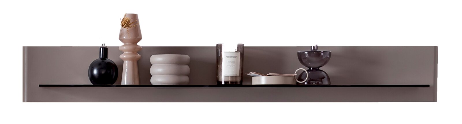 Frontale Ansicht eines minimalistischen Wandregals in Taupe mit schwarzer Ablage, dekoriert mit Vasen, Kerzen und Buch.