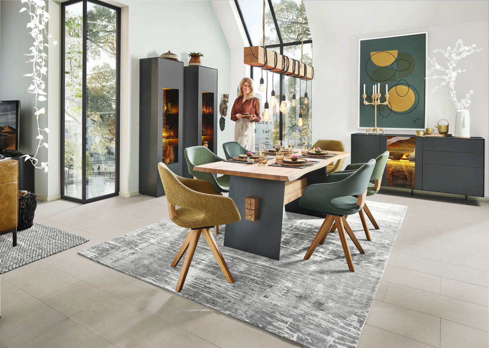 Esszimmer mit modernem Esstisch und Sesseln in einem hellen Raum mit großen Fenstern, Blick von der Seite