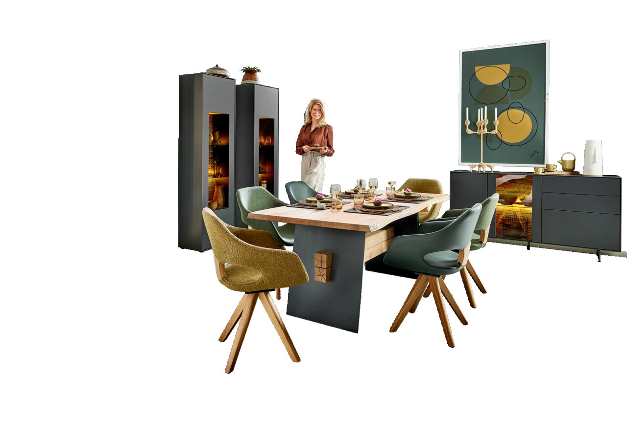 Valnatura Esstisch LIVINO Esszimmer mit modernem Esstisch und Sesseln in einem hellen Raum mit großen Fenstern, Blick von der Seite