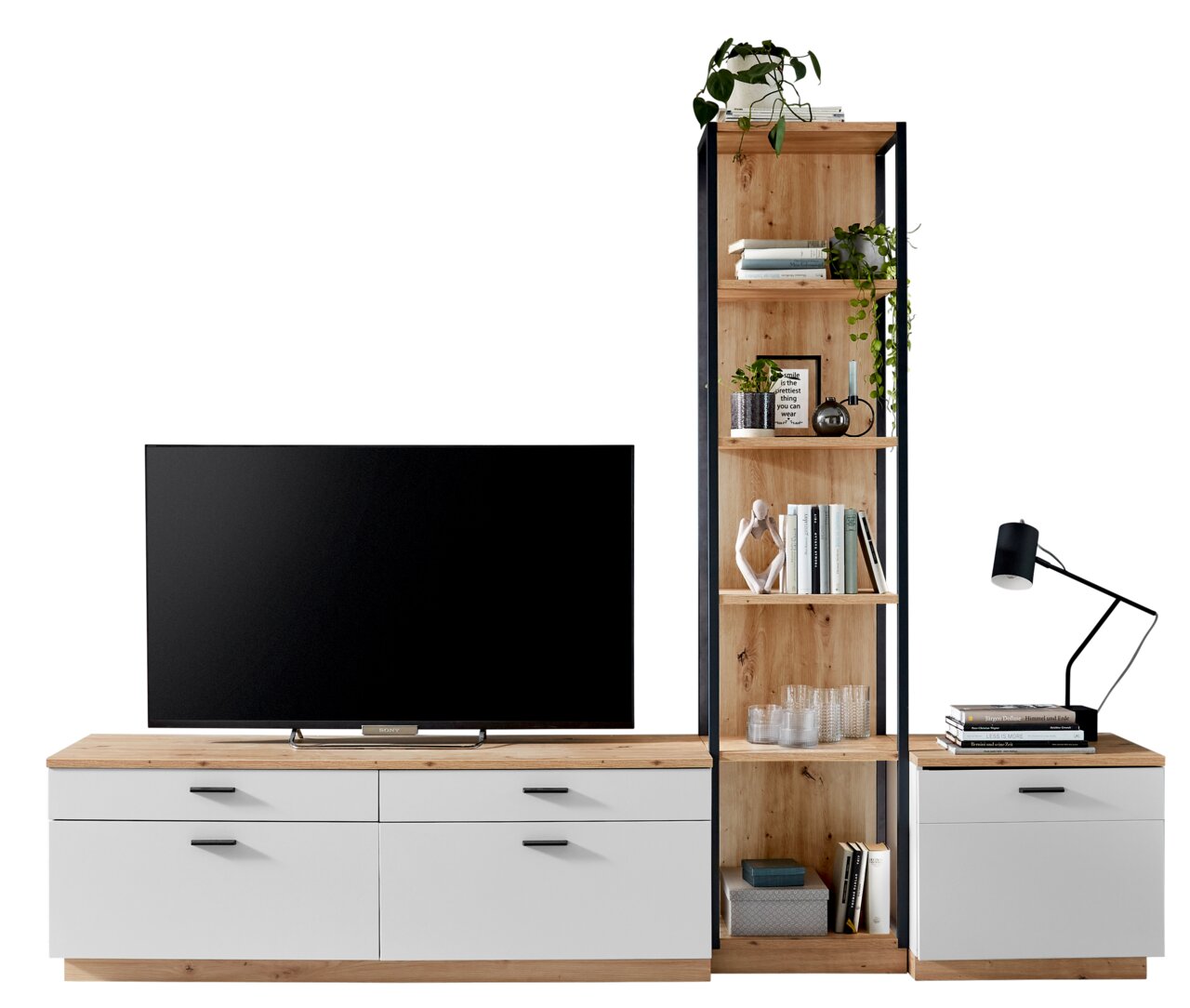 Frontale Ansicht einer modernen Wandkombination mit TV-Schrank, Bücherregal und Schubladen in Holzoptik und Weiß, dekoriert mit Pflanzen und Büchern.