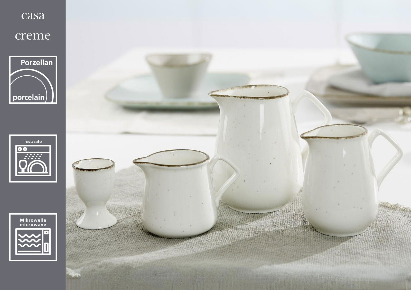 Eierbecher Casa beige aus Porzellan, seitliche Perspektive, auf einem Tisch mit weiteren Geschirrteilen arrangiert.