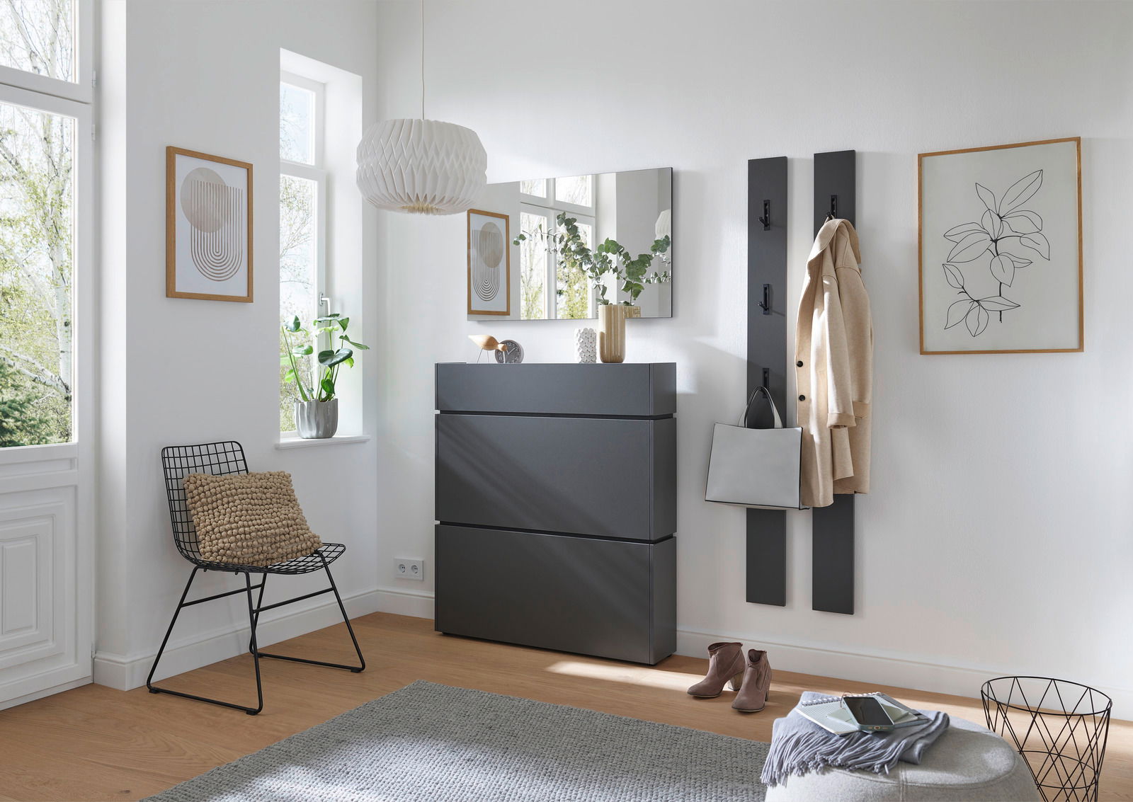 Voleo Garderobenpaneel UNIQUE Moderner Eingangsbereich mit einem grauen Schuhschrank, einem Spiegel und einem Garderobenpaneel. Perspektive von vorne.