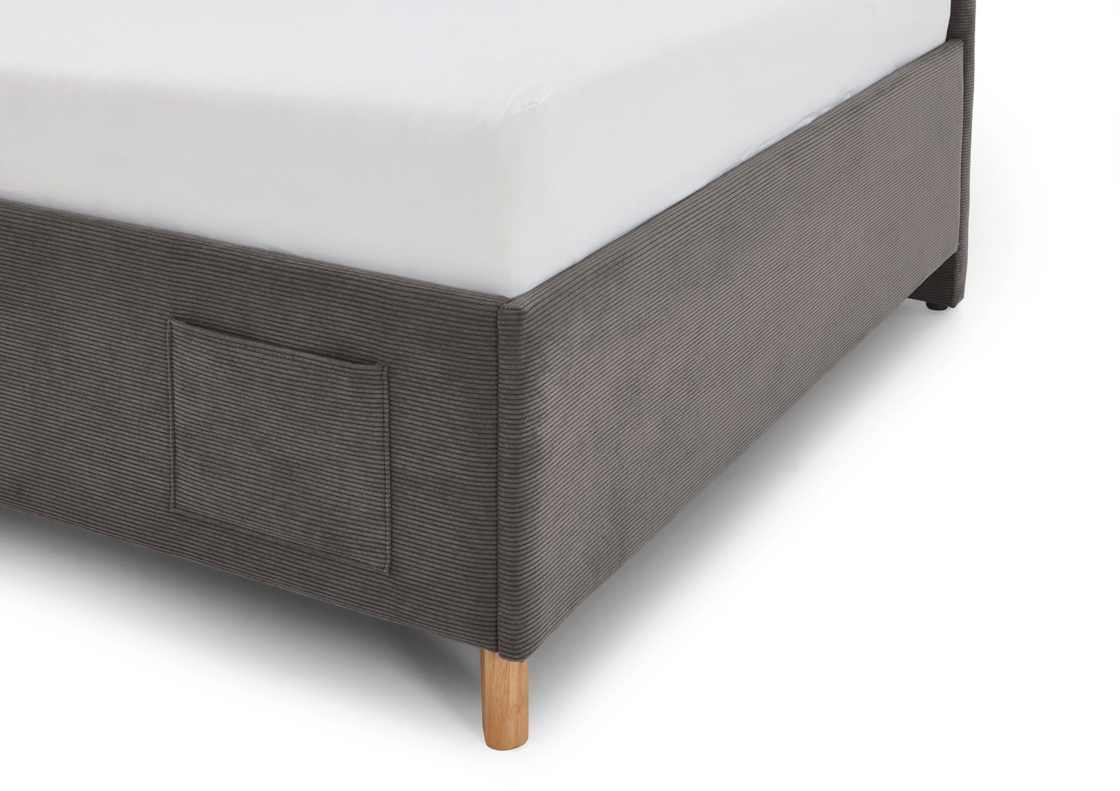 Nahaufnahme einer grauen Polsterliege mit Holzfüßen, seitliche Perspektive