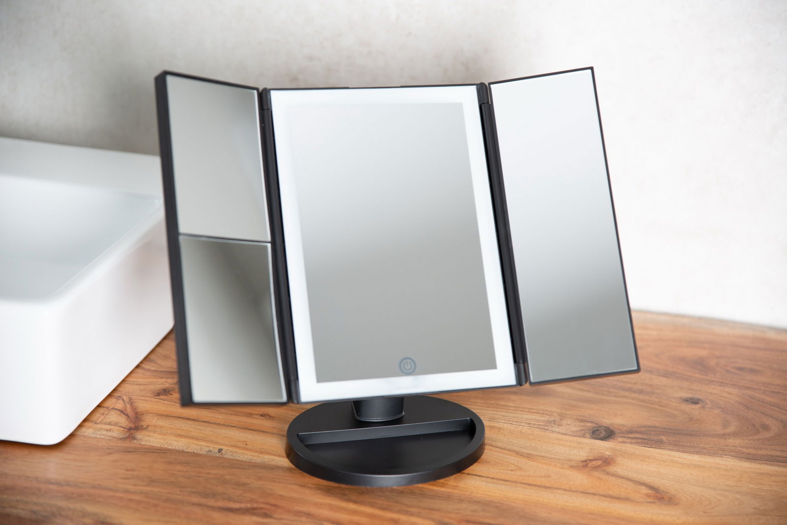 Schwarzer Kosmetik-Spiegel Vivian mit drei klappbaren Spiegeln auf einem Holztisch, Frontalansicht