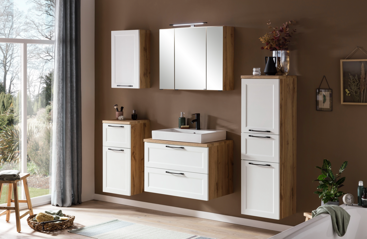 XORA Spiegelschrank MERAN Moderner Spiegelschrank in einem stilvollen Badezimmer, frontal betrachtet, mit Holz- und Weißtönen.