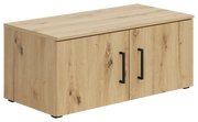 Holzfarbener Aufsatzschrank mit zwei Türen und schwarzen Griffen, seitliche Perspektive