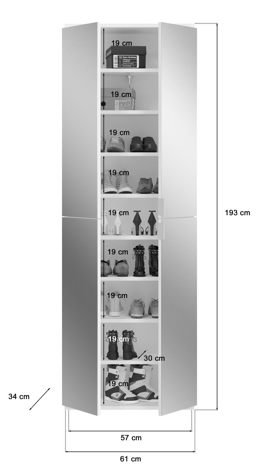 Garderobenkombination mit mehreren Fächern, gefüllt mit Schuhen und Boxen, aus der Frontalperspektive.