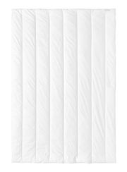 Ganzjahresdecke 155x220cm in Draufsicht, weiße Steppdecke mit vertikalen Nähten