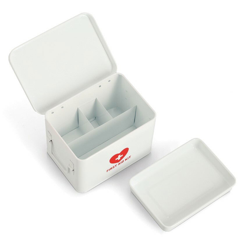 Offene weiße Medizinbox mit Fächern, Deckel daneben liegend, aus der Vogelperspektive.