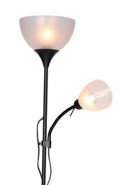 Stehleuchte mit zwei Leuchtköpfen, einer nach oben gerichtet und einer flexibel seitlich angebracht, aus schwarzem Metall und weißem Glas, seitliche Perspektive.