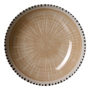 Ronde beige keramische schaal met een fijn gespikkeld oppervlak, een subtiel radiaal patroon en zwarte accenten langs de lichte rand, van bovenaf gezien
