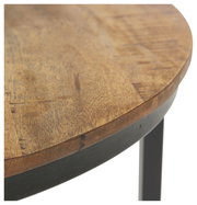 Nahaufnahme eines runden Beistelltisches mit einer Holzoberfläche und einem schwarzen Metallrahmen, seitliche Perspektive.