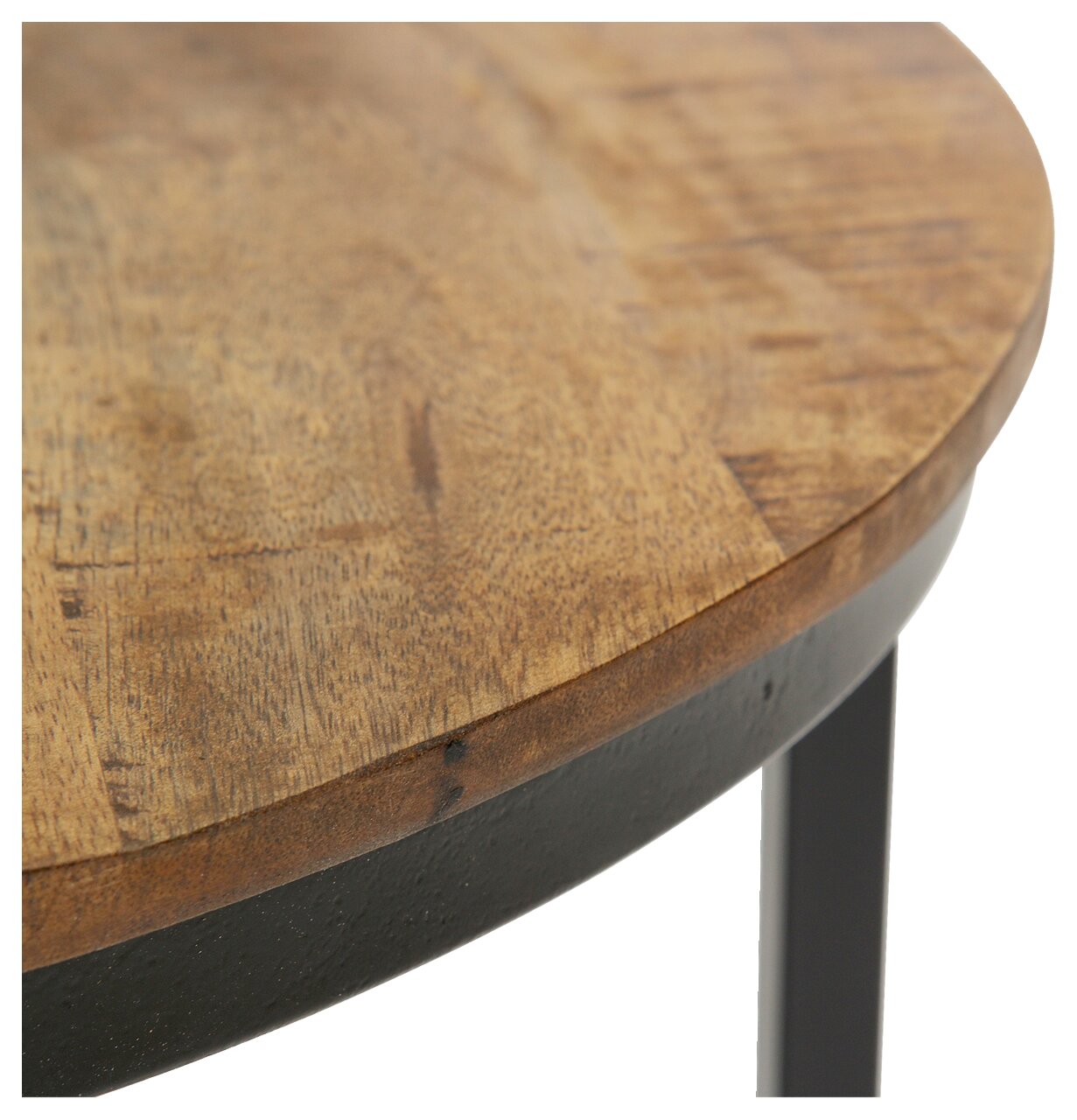 Close-up van een rond bijzettafeltje met een houten blad en een zwart metalen frame, gezien vanaf de zijkant.