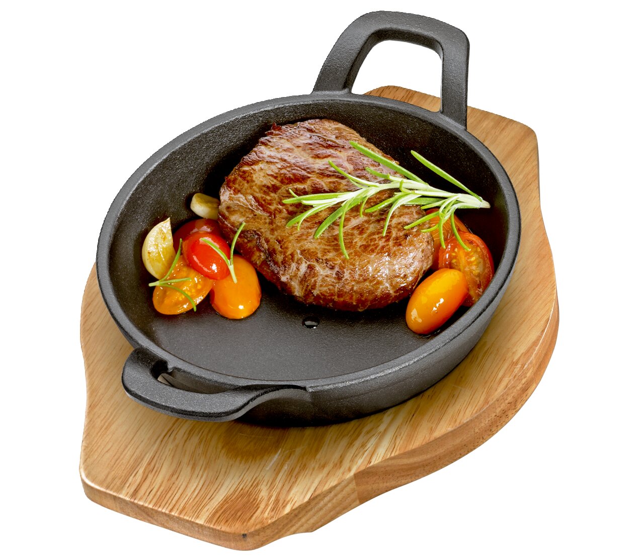 Servierpfanne mit Griffen, gefüllt mit einem saftigen Steak und frischen Tomaten, auf einem Holzbrett von oben betrachtet.
