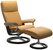 Bequemer Einzelsessel mit Hocker in hellbraunem Leder, seitliche Perspektive