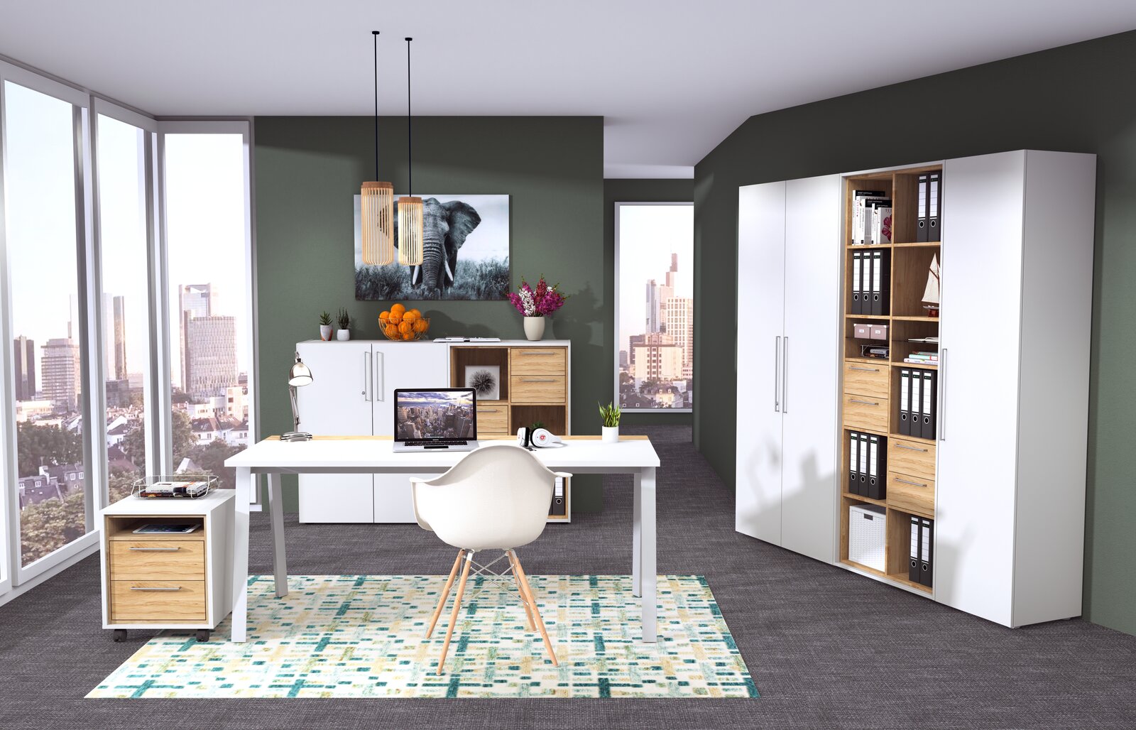 Modernes Büro mit Schreibtisch, Rollcontainer und Aktenschränken in einem hellen Raum mit Stadtblick, aus der Perspektive von vorne.