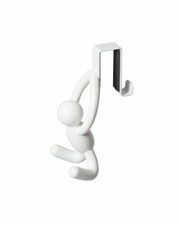 Weißer Türhaken in Form einer Figur, die an einem Haken hängt, seitliche Perspektive.