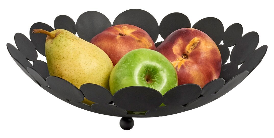 Schwarzer Obstkorb mit dekorativem Blütenmuster, gefüllt mit einer Birne, einem grünen Apfel und zwei Pfirsichen, seitliche Perspektive