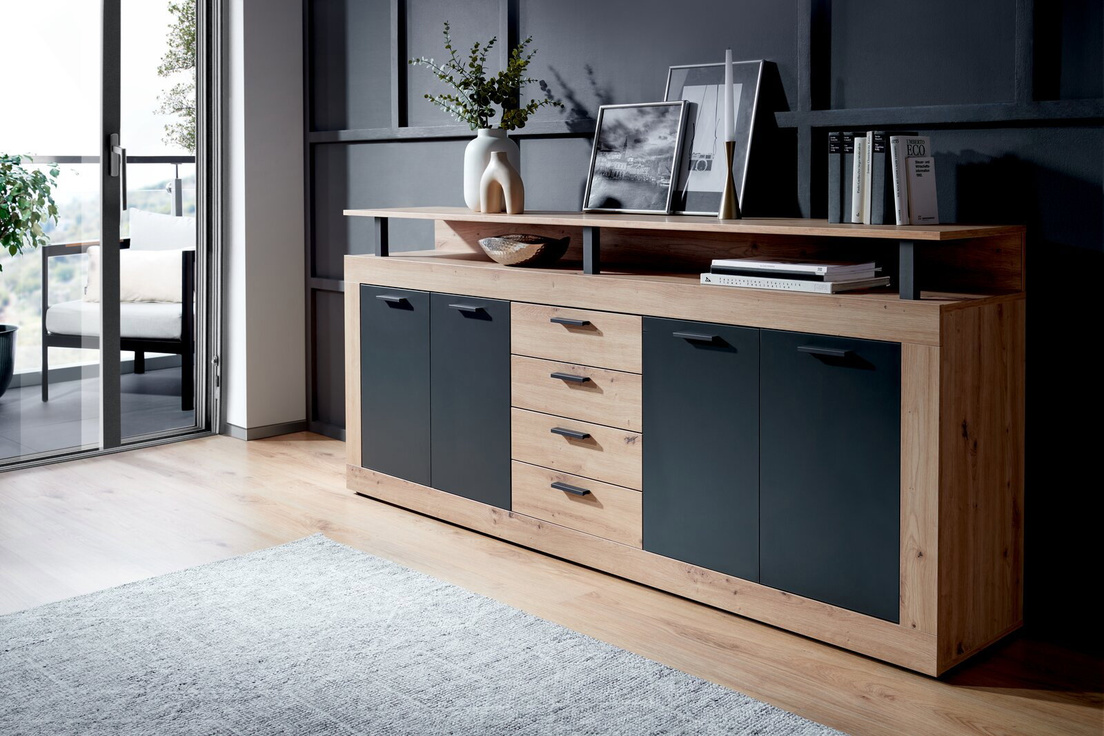 XORA XL-Sideboard MILA Modernes XL-Sideboard MILA von XORA in Holzoptik mit schwarzen Türen und Schubladen, seitliche Perspektive