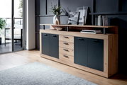 Modernes XL-Sideboard MILA von XORA in Holzoptik mit schwarzen Türen und Schubladen, seitliche Perspektive