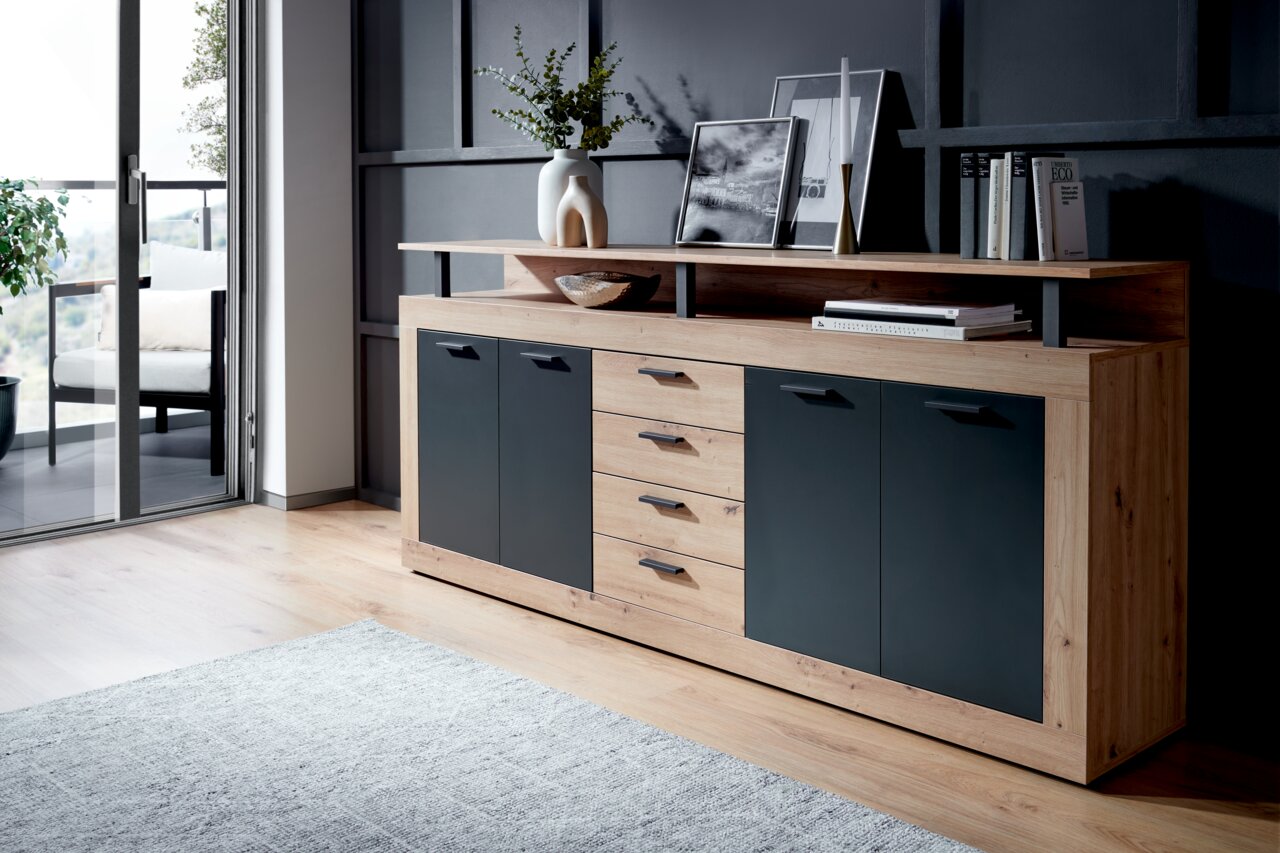 XORA XL-dressoir MILA Modernes XL-Sideboard MILA von XORA in Holzoptik mit schwarzen Türen und Schubladen, seitliche Perspektive