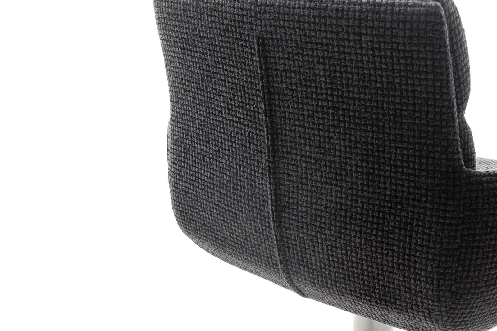 Rückansicht eines Barstuhls mit Armlehnen in dunklem Stoffbezug, Nahaufnahme