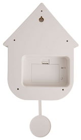Rückansicht einer weißen Wanduhr in Form eines Hauses mit Batteriefach und Aufhängung.