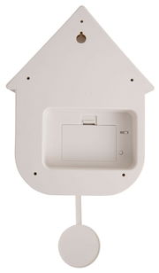 Rückansicht einer weißen Wanduhr in Form eines Hauses mit Batteriefach und Aufhängung.